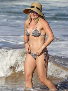 Hilary Duff Paparazzi Bikini Beach Set Leaked