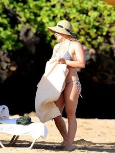 Hilary Duff Paparazzi Bikini Beach Set Leaked
