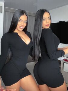 Gemelas Abello Aka Twins Bella Nude Curvy Boobs And Booty Onlyfans Leaks Photos