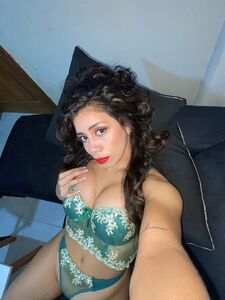 Full-figured hottie Bianca Sanchez flaunts her massive rear in a viral compilation