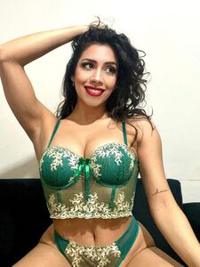 Full-figured hottie Bianca Sanchez flaunts her massive rear in a viral compilation