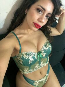 Full-figured hottie Bianca Sanchez flaunts her massive rear in a viral compilation